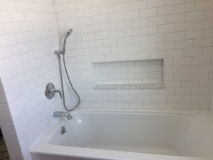 Single handle tub and shower faucet with diverter spout and handshower